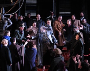 Simon O'Neill as Otello and the Opera Australia Chorus. 
