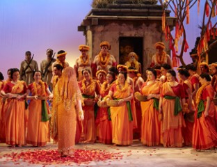 Opera Australia's new production of The Pearlfishers.