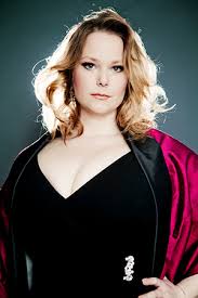 Jessica Pratt sings